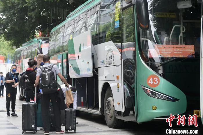 而在谈到本场B费的表现时，斯科尔斯给予肯定。